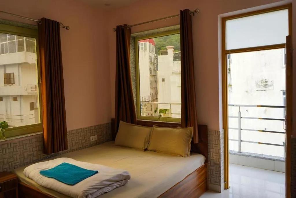 Shanti Hostel And Garden Cafe Rishikesh Exterior photo