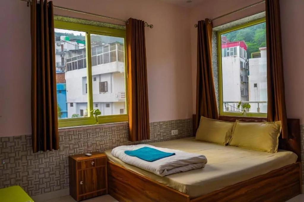 Shanti Hostel And Garden Cafe Rishikesh Exterior photo