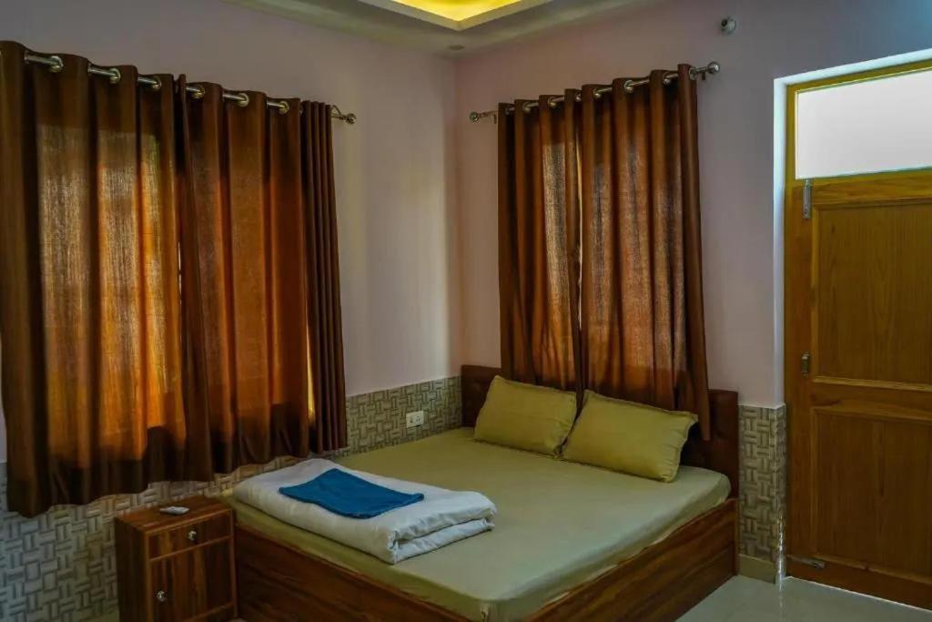 Shanti Hostel And Garden Cafe Rishikesh Exterior photo