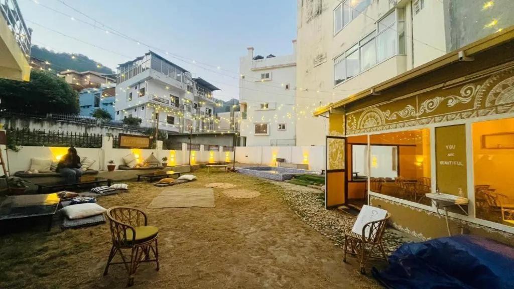 Shanti Hostel And Garden Cafe Rishikesh Exterior photo